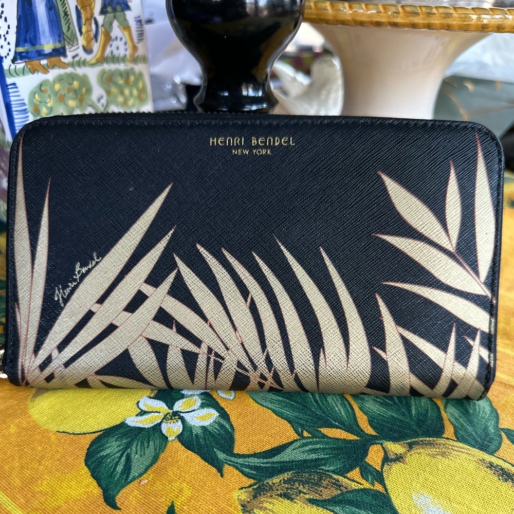 Henri Bendel New York Black Zip around Wallet Gold Palm Leaves EUC